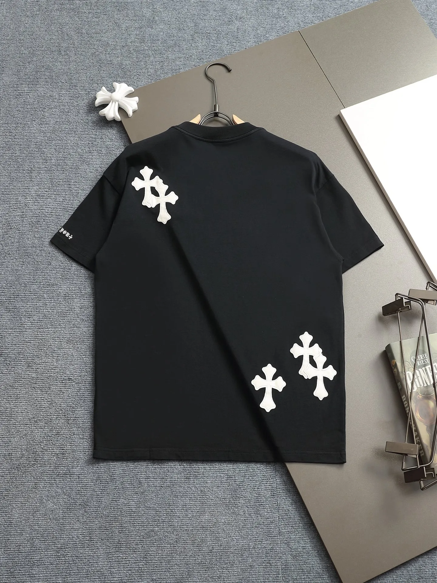 🅿️220 Chrome hearts ch Chrome hearts cross leather short-sleeved T-shirts. Large version. Loose and stylish. The difference is the low version, the slim version, the upper body and the crotch. 100% commitment: top quality, not fast food. The highest version on the market. Top quality, 320 grams. 26 custom-dyed double yarn cotton, same style for men and women, complete with three standards. Color: black, purple, khaki, brown Size: XS-L Size chart: